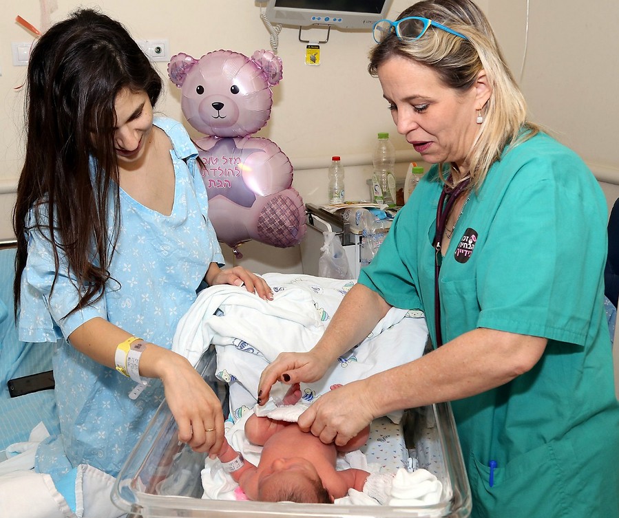 ד"ר אירית אייזן עם יולדת בביקור רופאים. הכי קרוב לאימא (צילום: באדיבות יחידת הצילום של שיבא)