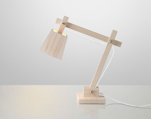 הכי יקר באתר: מנורת שולחן של המותג הדני MUUTO מעץ, 999 שקל