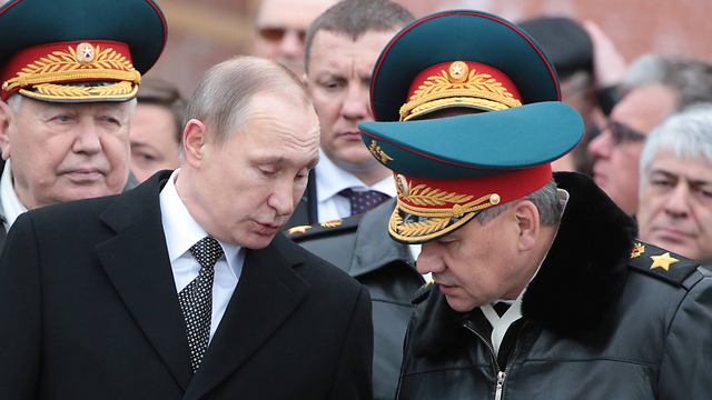שר ההגנה הרוסי שויגו עם הנשיא פוטין (צילום: MCT) (צילום: MCT)