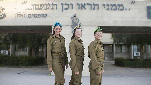Ophir Eyal, Noy Magnezi, and May Cohen, who graduated from combat officers course (Photo: IDF Spokesperson)