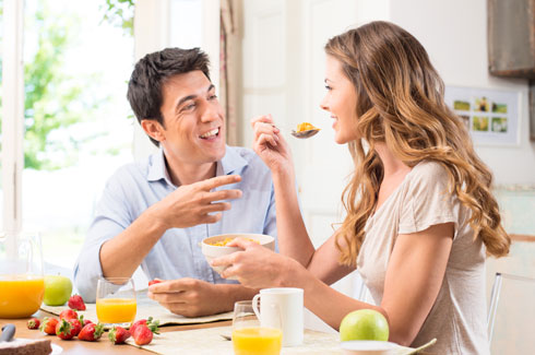 אנשים שאוכלים ארוחת בוקר שומרים על משקל גוף תקין יותר (צילום: shutterstock)