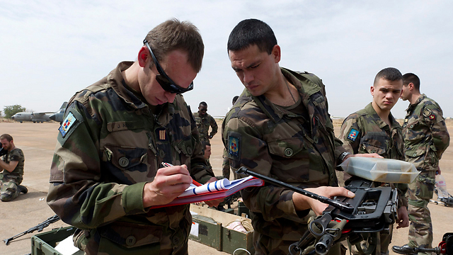 פועלים גם בלוב. חיילים צרפתיים במאלי (ארכיון) (צילום: EPA) (צילום: EPA)