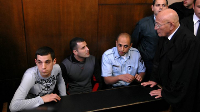 ערן חייא (משמאל), במשפט הרצח של השוטר צחי בן אור (צילום: ניב קלדרון) (צילום: ניב קלדרון)