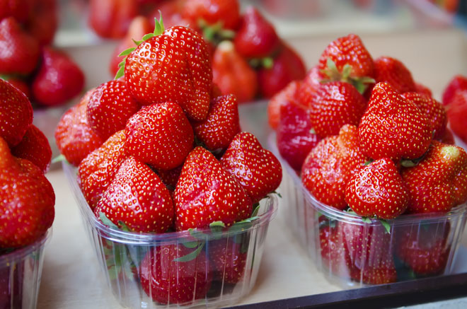 הקפידו לקנות תותים שהעוקץ עדיין מחובר אליהם (צילום: Shutterstock)