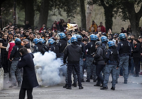 אוהדי גלאטסראיי מתעמתים עם שוטרים במרכז רומא (צילום: EPA) (צילום: EPA)