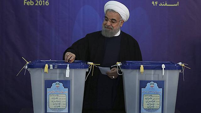 Iranian President Rouhani voting (Photo: EPA)