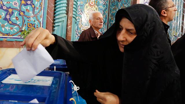 Iranian woman voting (Photo: EPA)