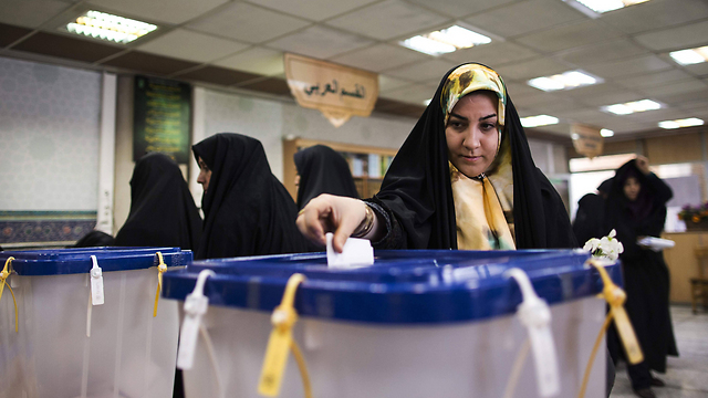 Woman voting in Iran elections (Photo: AFP)