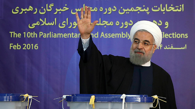 נשיא איראן רוחאני בקלפי. נבחר למועצת המומחים (צילום: AP) (צילום: AP)
