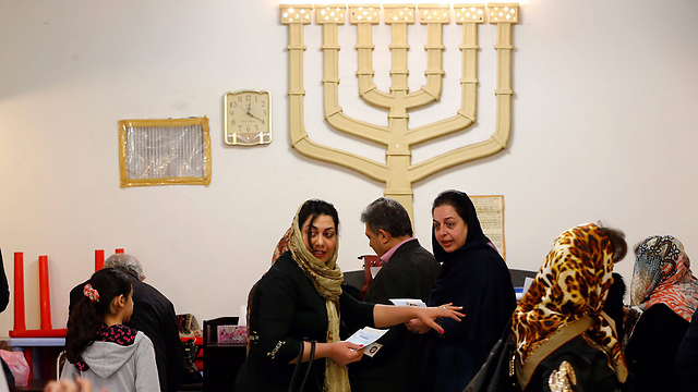 מצביעים היום בבית הכנסת בטהרן (צילום: EPA) (צילום: EPA)