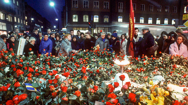 המוני פרחים בזירת הרצח ב-1986 (צילום: EPA) (צילום: EPA)