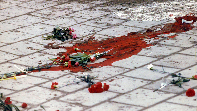 הדם והפרחים במקום שבו נרצח אולוף פלמה (צילום: EPA) (צילום: EPA)