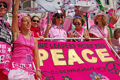 הפגנות של ארגון Code Pink (צילום: shutterstock) (צילום: shutterstock)