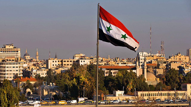 דגל סוריה מונף בדמשק (צילום: AP) (צילום: AP)