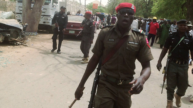 עובדי ציבור שכן קיימים. שוטרים בזירת פיגוע ביולה, ניגריה (צילום: AFP) (צילום: AFP)