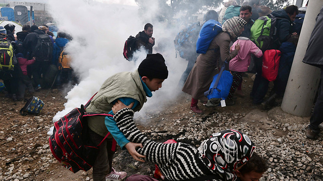 Macedonian police shoot tear gas at children on the border with Greece (Photo: AFP)