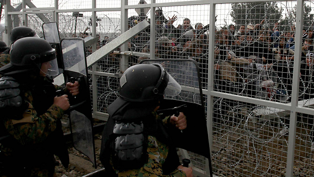 Macedonian police keeping immigrants from entering from Greece (Photo:AP)