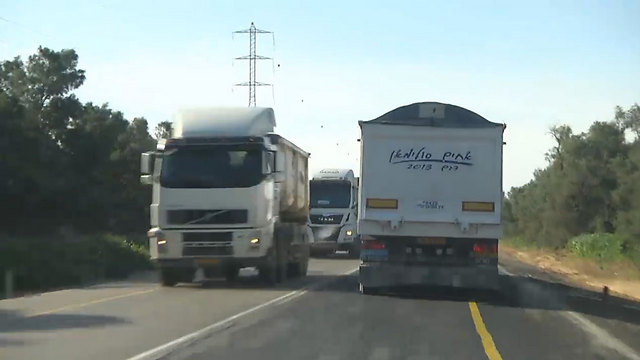 Trucks on route 232 carrying goods into Gaza, and carrying goods exported from Gaza to Israel (Photo: Roee Idan)