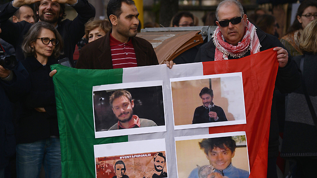 מפגינים ברומא למען צדק לרג'ני (צילום: AFP) (צילום: AFP)