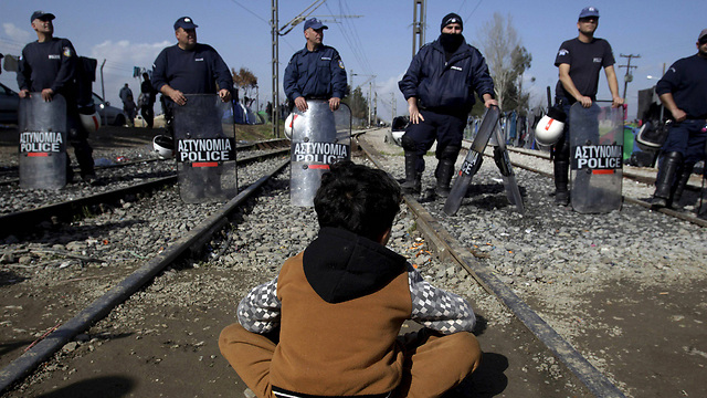 תקועים בגבול מקדוניה-יוון (צילום: רויטרס) (צילום: רויטרס)