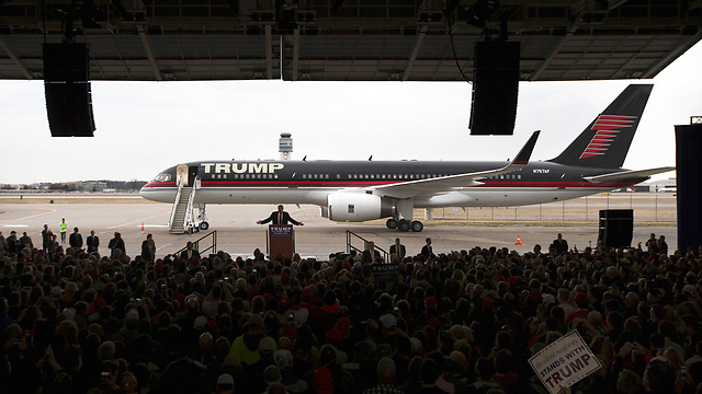 עצרת בחירות של טראמפ ליד המטוס שלו באוהיו (צילום: AP) (צילום: AP)