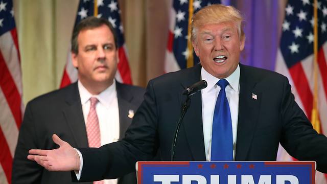 טראמפ לצד מושל ניו ג'רזי כריס כריסטי (צילום: AP) (צילום: AP)