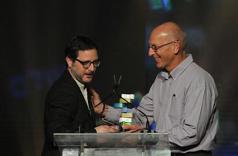 איתמר אורלב מקבל את פרס הביכורים (צילום: עידו ארז) (צילום: עידו ארז)