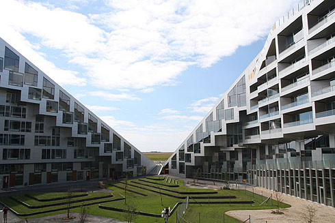 פרויקט house 8 המפורסם של BIG בקופנהאגן, שגם צלעותיו החיצוניות משופעות ומכוסות צמחייה (צילום: Bitten Dallas, cc)