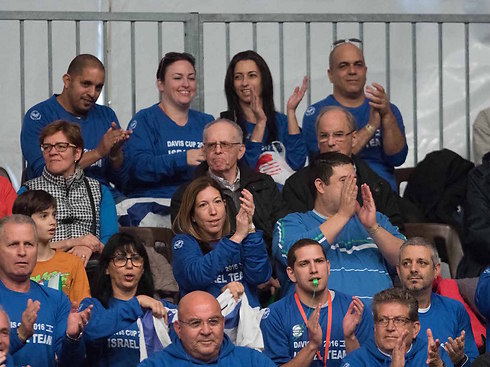לא ממש רוו נחת. אוהדים ישראלים בהונגריה (צילום: ניר קידר, איגוד הטניס) (צילום: ניר קידר, איגוד הטניס)