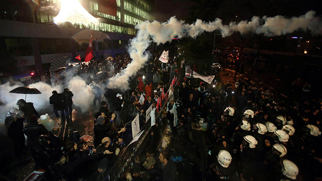 העימותים ליד מערכת העיתון אמש (צילום: AP) (צילום: AP)