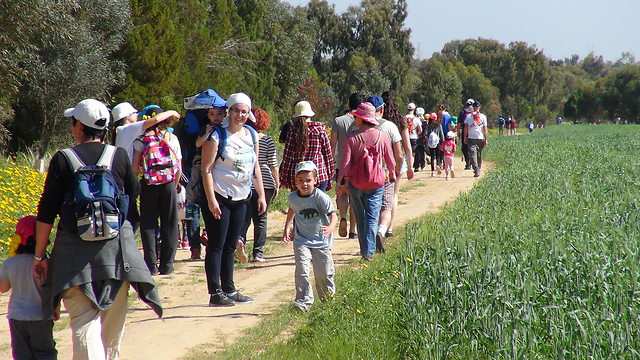 המשתתפים בצעדה שהייתה היום במועצת אשכול (צילום: בראל אפריים) (צילום: בראל אפריים)