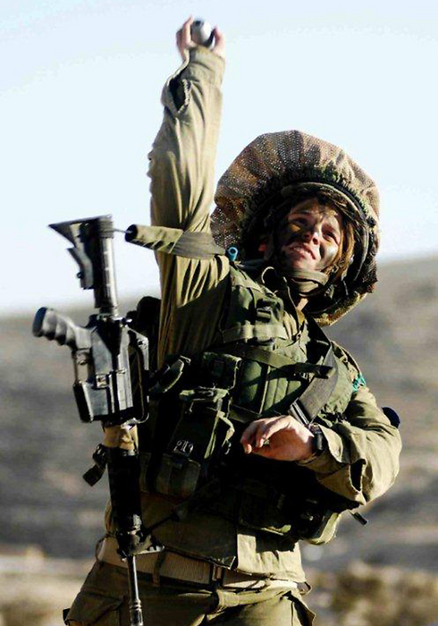 Fighter hurls a grenade during infantry commanders course, 2000 (Photo: Abir Sultan, IDF Spokesman, courtesy of the IDF Archive)