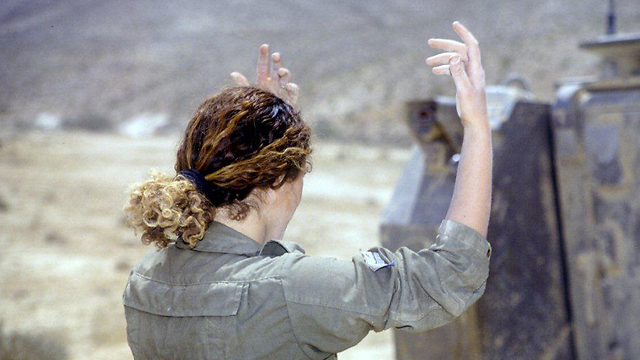 An Armored Corps instructor directing an APC, 1993 (Photo: Michael Chai, Bamahane, courtesy of the IDF Archive)