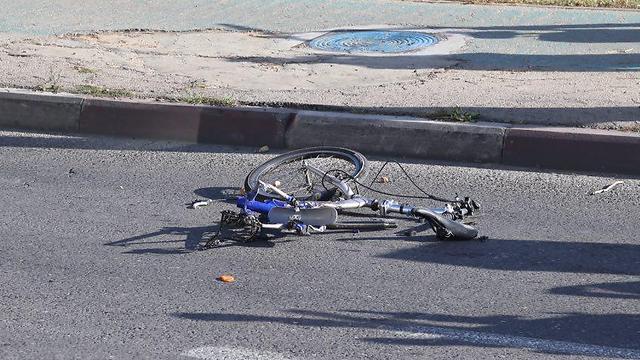 האופניים של שון בזירת התאונה (צילום: מוטי קמחי) (צילום: מוטי קמחי)