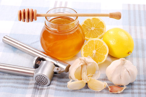 לטיפול בשפעת - שום כתוש, מיץ לימון ודבש (צילום: Shutterstock)