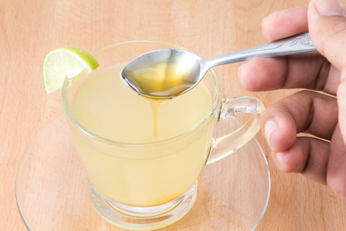 לטיפול בדלקות גרון - משקה לימונדה חמימה עם דבש (צילום: Shutterstock)