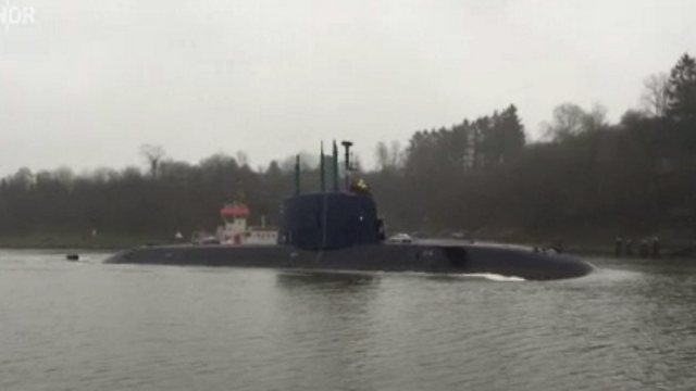הסוכנים ליוו את העברת הצוללת "אח"י רהב" מהמספנה בקיל לים הפתוח ()
