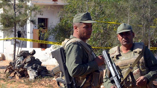 חיילים תוניסאים ליד אחד הבתים שהותקפו בבן גרדאן (צילום: AFP) (צילום: AFP)