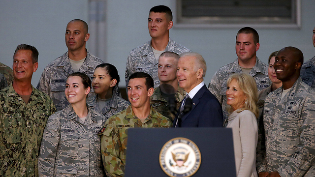 סגן הנשיא האמריקני עם חיילים בבסיס באיחוד האמירויות (צילום: רויטרס) (צילום: רויטרס)