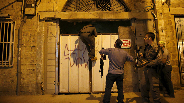 Security forces in Jaffa looking for possible accomplice (Photo: Reuters)