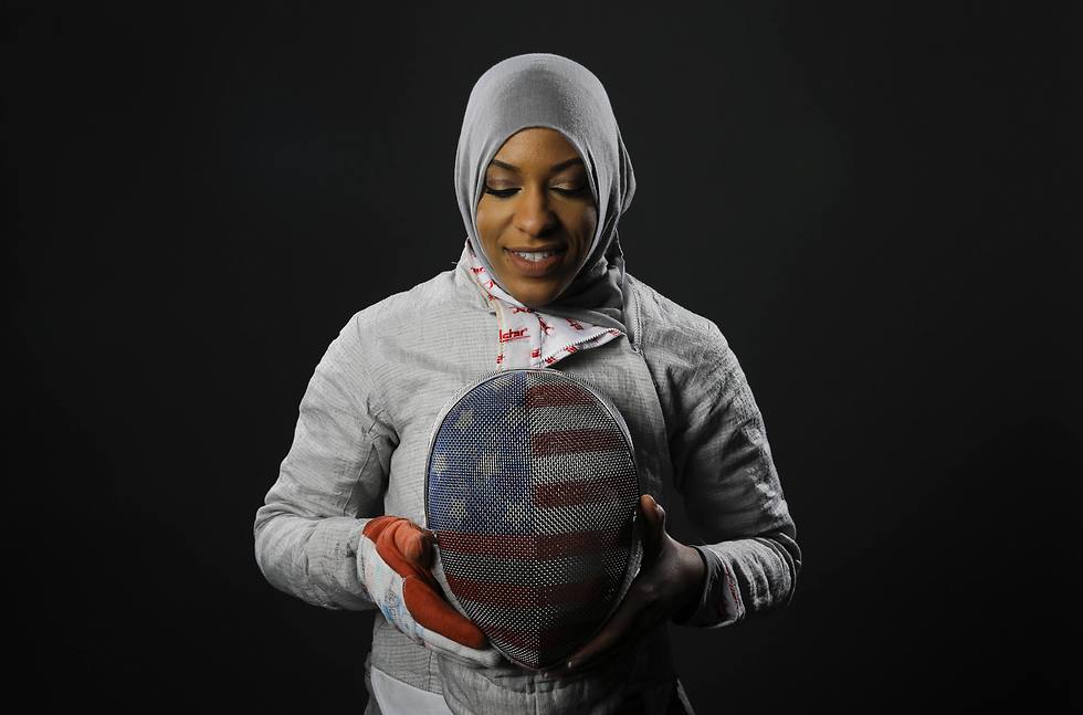 הספורטאית האמריקאית הראשונה המתחרה באולימפיאדה עטויה בחיג'אב. איבטיחאג' (צילום: AP) (צילום: AP)