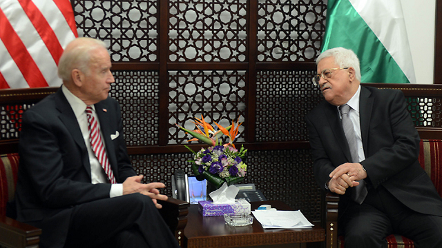 האמריקנים עדיין חשדנים. הנשיא הפלסטיני אבו מאזן עם סגן נשיא ארה"ב לשעבר ג'ו ביידן ()