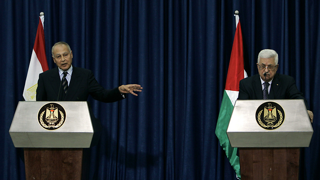 אחמד אבו אל-רייט עם נשיא הרשות אבו מאזן (צילום: AP) (צילום: AP)