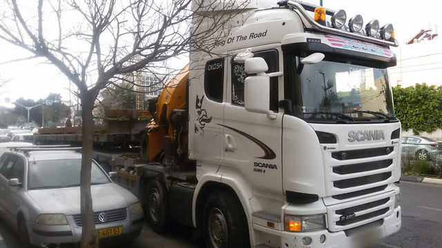 המשאית שנעצרה בתל אביב. הנהג הגיש רישיון של אדם אחר - ואח"כ הודה ()