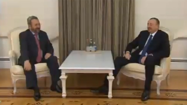 אהוד ברק עם נשיא אזרבייג'ן. "זה הזמן לקריאת השכמה" ()