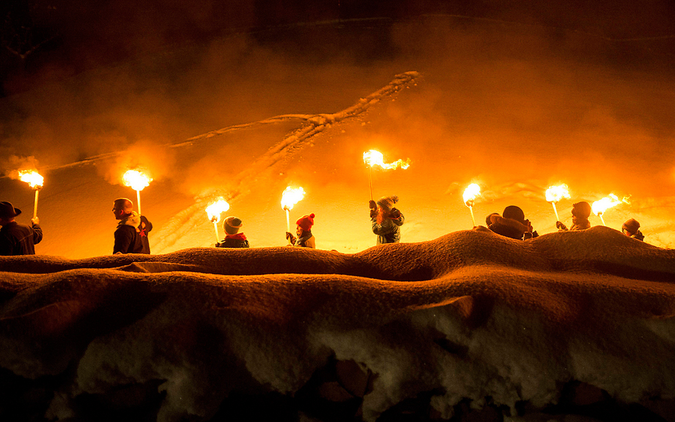 בעיר אפנצל שבשווייץ צעדו עם לפידים בוערים בטקס מסורתי שנועד לגרש את החורף (צילום: EPA) (צילום: EPA)