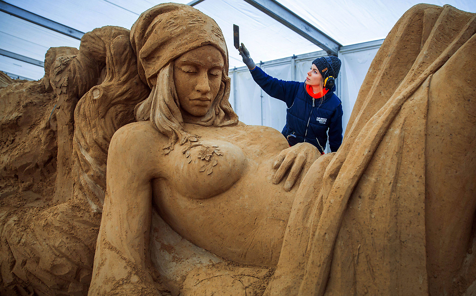 האמנית מארייק ון דר מיר מהולנד בתערוכת פסלי חול באי ריגן שבגרמניה (צילום: EPA) (צילום: EPA)