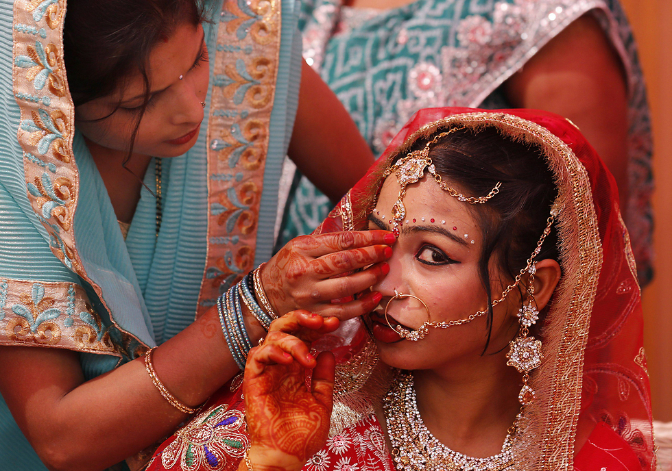 הכנות אחרונות לחתונה המונית בניו דלהי, הודו (צילום: EPA) (צילום: EPA)