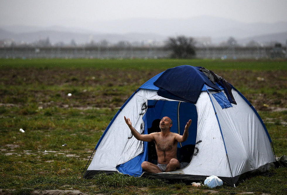 פליט במחנה אוהלים בעיירת הגבול היוונית אידומני הסמוכה למקדוניה (צילום: רויטרס) (צילום: רויטרס)