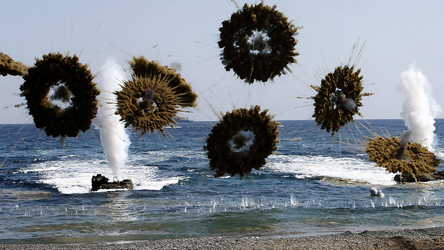 תרגיל ענק לאימון כוחות שנחתו על החוף (צילום: EPA) (צילום: EPA)